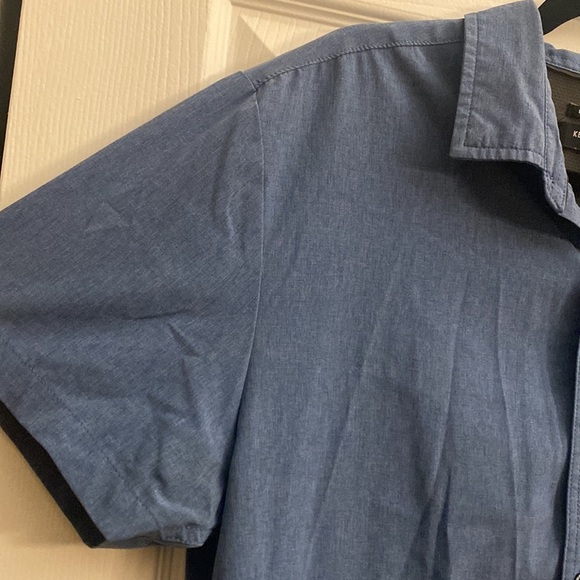 Kenneth Cole button front short sleeve size L - Picture 2 of 4
